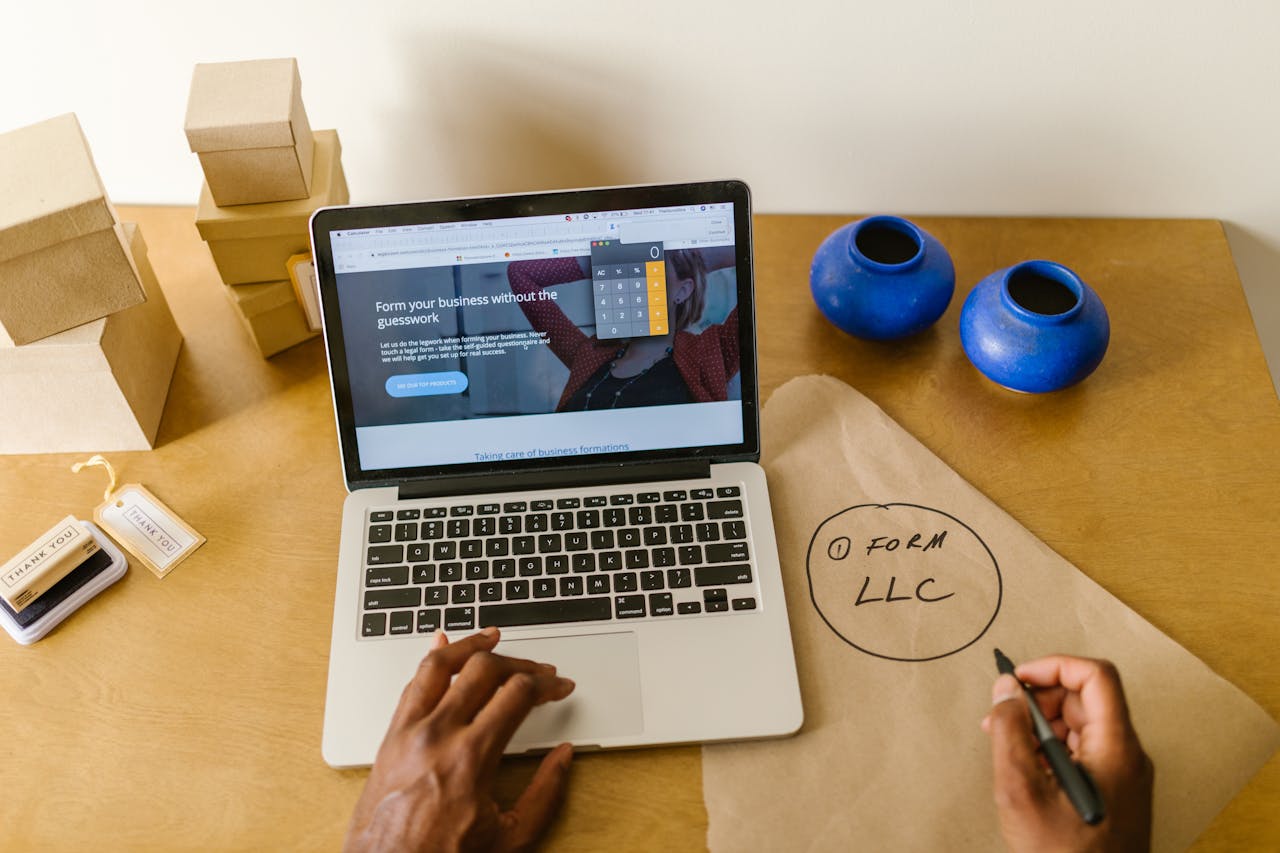 Online Business ohne Startkapital – Person startet Online-Business am Laptop
