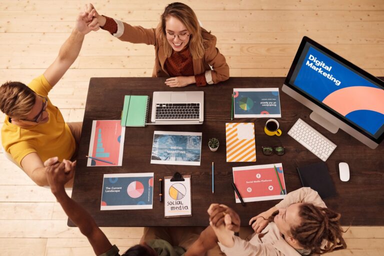 Crew Cloudysocial – Marketing-Team arbeitet gemeinsam am Laptop