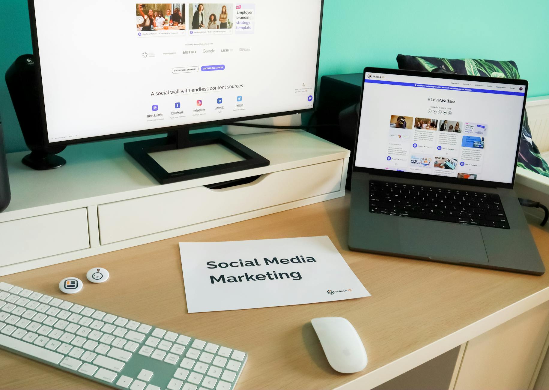 Crew Cloudysocial – Arbeitsplatz mit Laptop für Social-Media-Planung