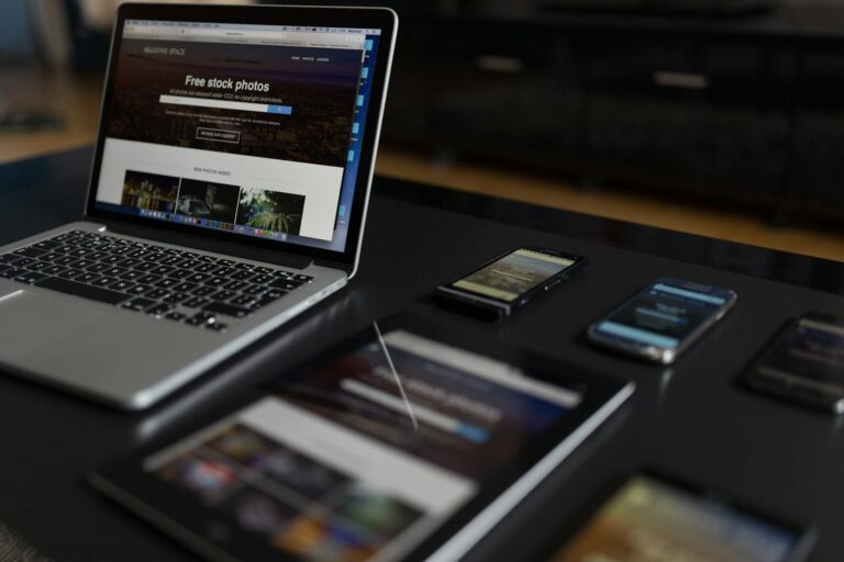 Logicalshout – Laptop, Tablet und Smartphone auf einem Schreibtisch